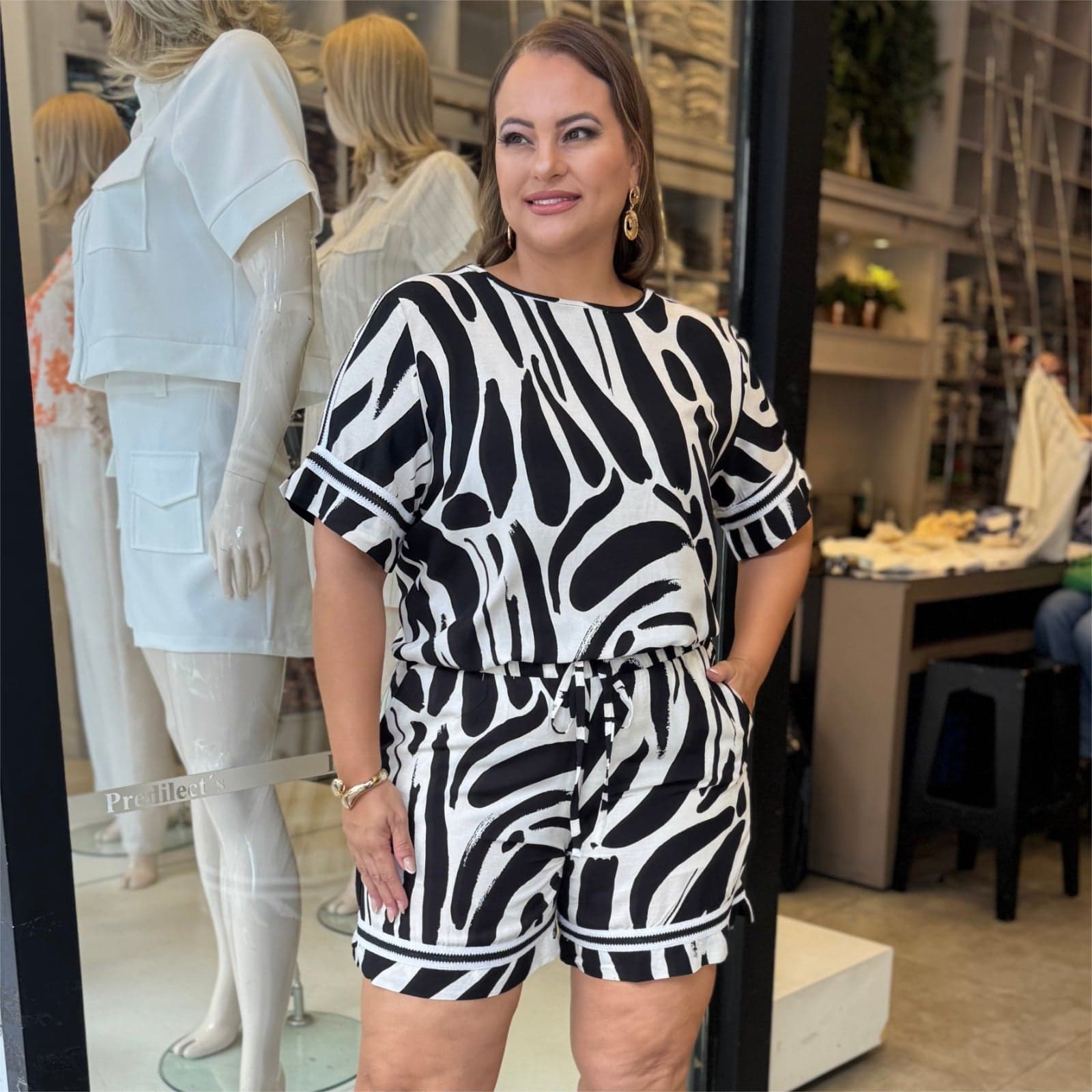 CONJUNTO FEMININO PLUS SIZE BLUSA + SHORTS 12346 PREDILECTS OFF WHITE PRETO 46 ESTAMPA PRETO