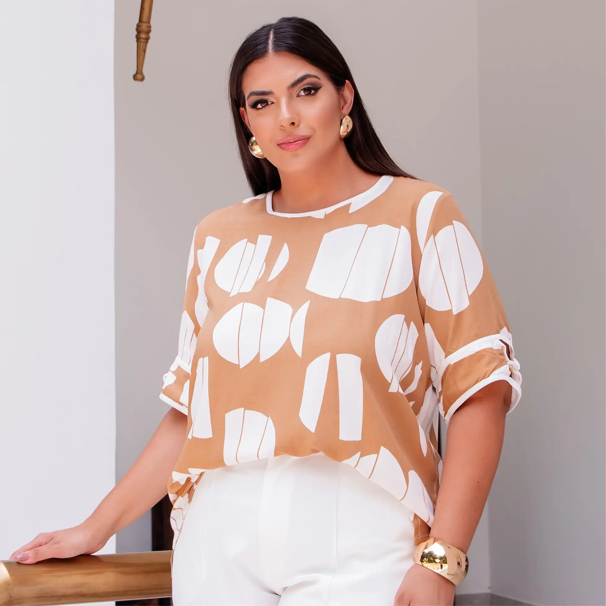 BLUSA FEMININA PLUS SIZE MANGA CURTA 12522 PREDILECTS ESTAMPA BEGE 46 ESTAMPA BEGE