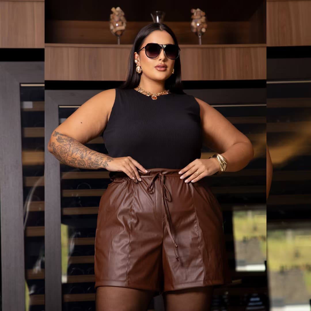 Shorts Feminino Plus Size Courino Ref 206901 Marrom MARROM