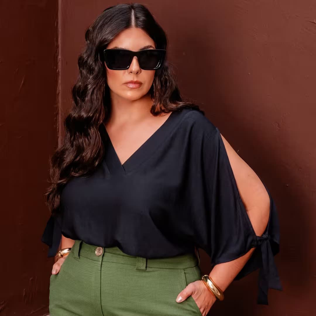 BLUSA FEMININA MANGA CURTA PLUS SIZE 700894 OFF WHITE 46 JOIN CURVES PRETO