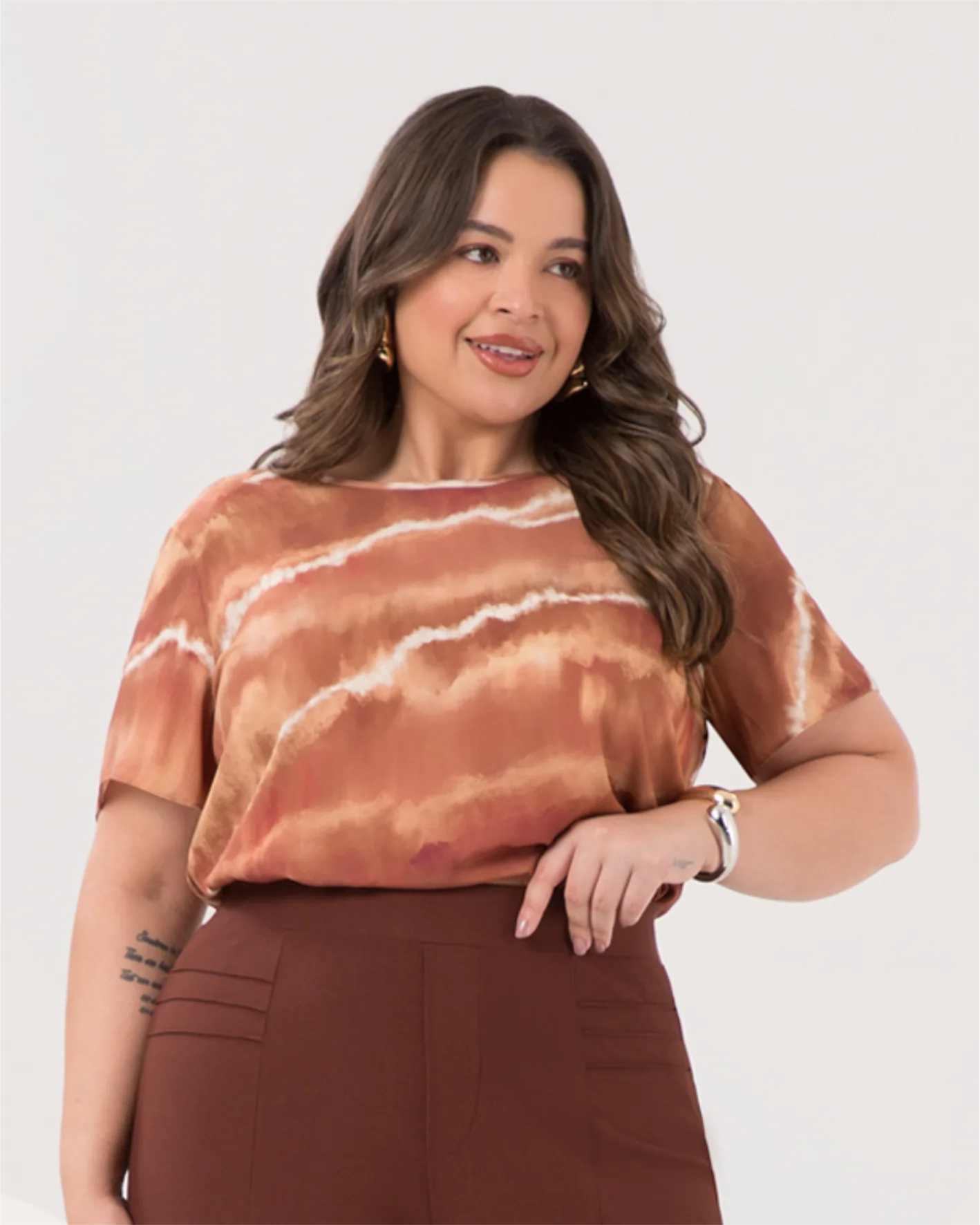 BLUSA FEMININA MANGA CURTA PLUS SIZE C0316 ESTAMPA MARROM 46 LUNENDER ESTAMPA MARROM