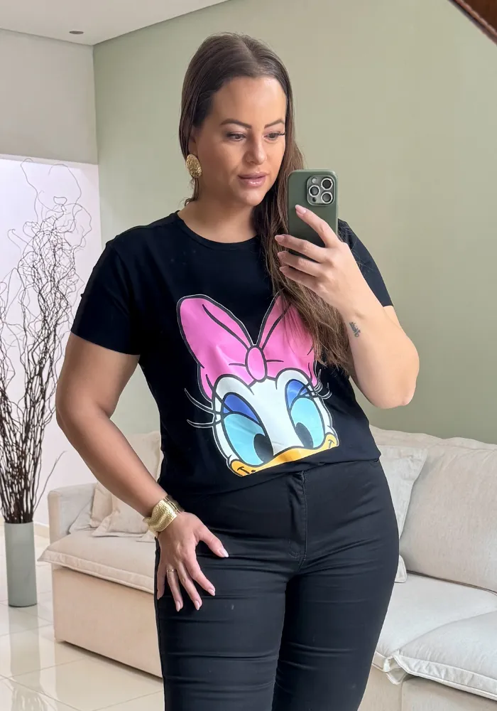 T-shirt Feminina Plus Size Manga Curta Margarida Preto LIA PRETO