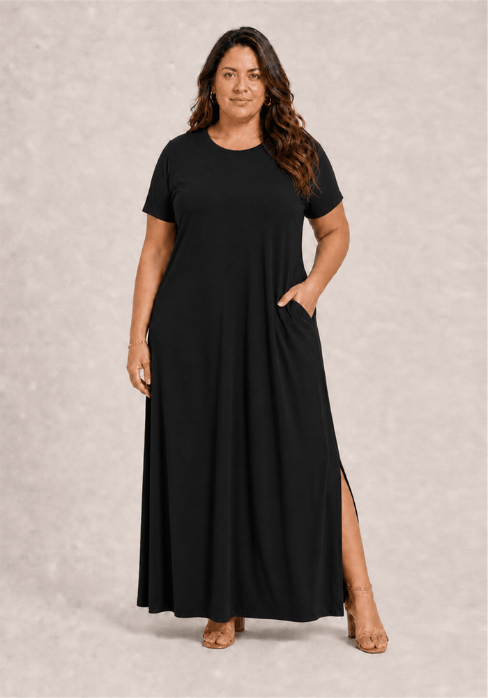 Modelo usando vestido longo preto VLM-222