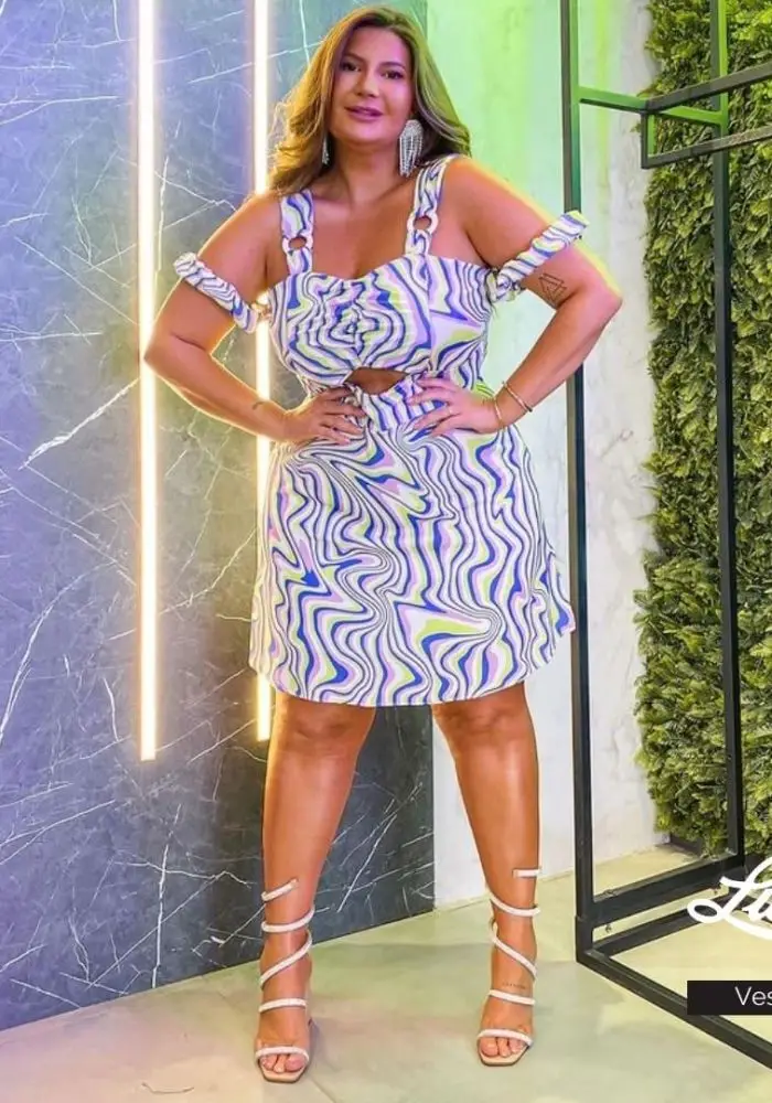 vestido curto plus size estampado