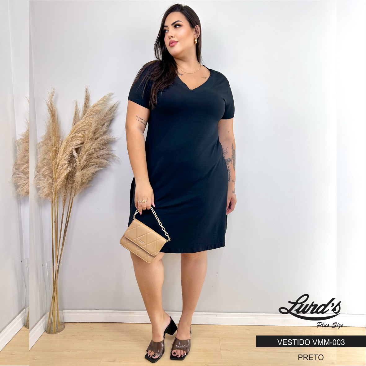 Vestido Plus Size Preto Lisamour: Elegância e Conforto em Malha Piquet