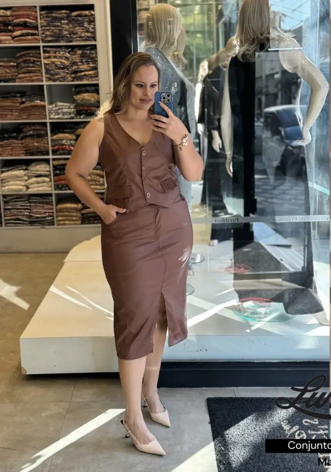 Conjunto Feminino Plus Size Colete + Saia Mid Ref 12050 Marrom - 46