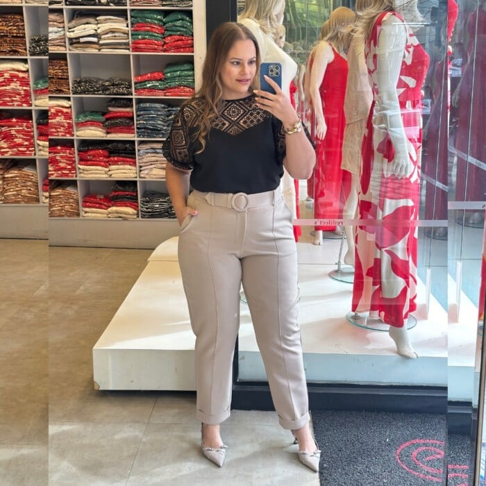 Calça Feminina Plus Size Alfaiataria Com Cinto Ref 11122 Bege "Priscila" - 52