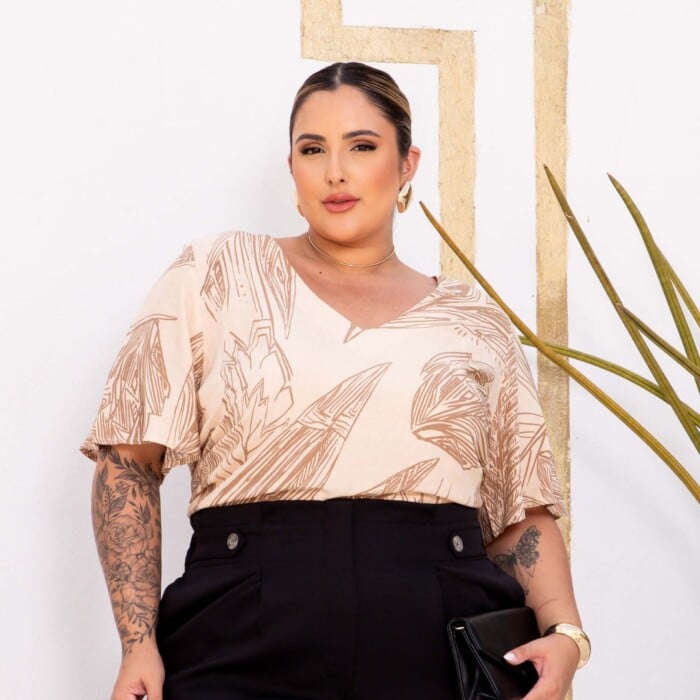 Blusa Feminina Plus Size Manga Curta Ref 700776 Bege - 46