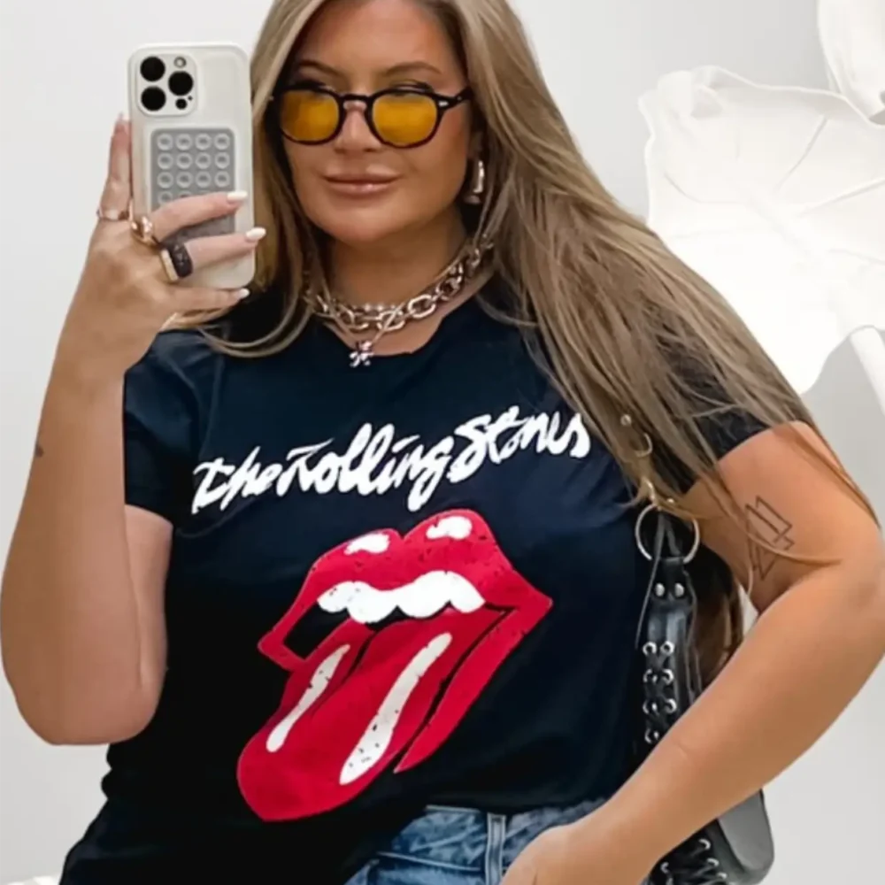 T-Shirt Feminina Plus Size Manga Curta Rolling Stones Preto MIA - 54